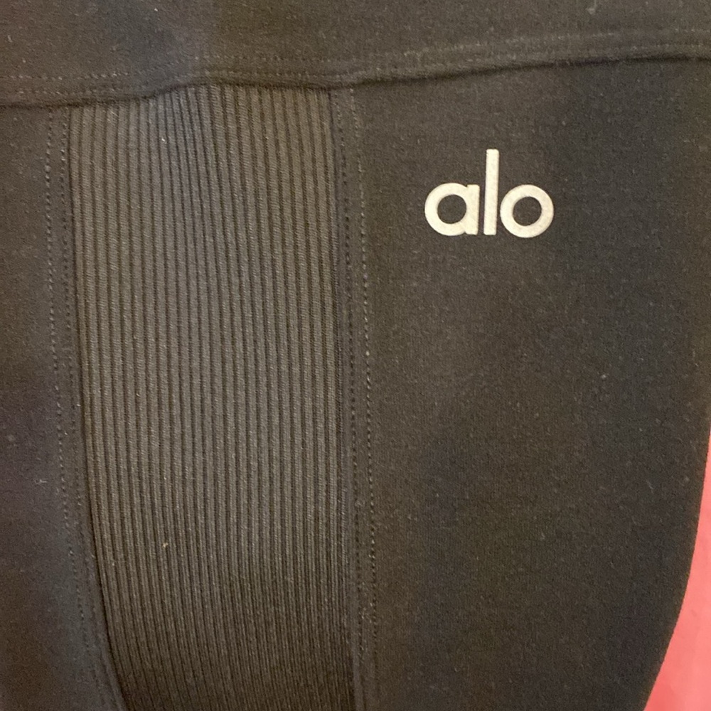 Alo soft high waist head start-leggings
Color black
Size medium - Picture 7 of 7